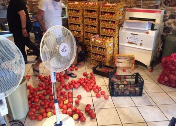 Χίος: Εσπασαν κοινωνική κουζίνα για τους πρόσφυγες [εικόνες & βίντεο] | iefimerida.gr 0