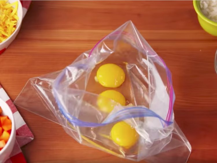 Τέλειο κόλπο για άψογη ομελέτα χωρίς κόπο -Χρειάζεται μόνο μια σακούλα [βίντεο] | iefimerida.gr 0