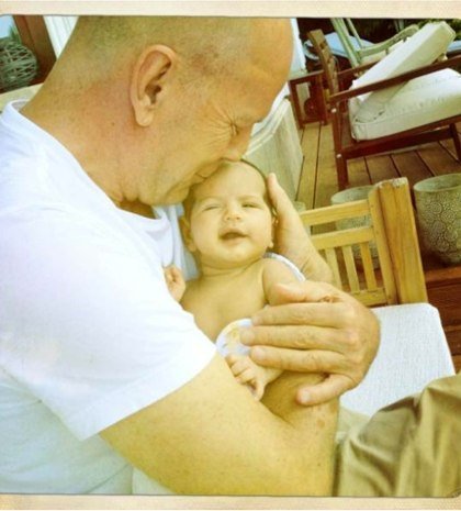 Ο Μπρους Γουίλις «λιώνει» από νέο, μεγάλο έρωτα [εικόνα] | iefimerida.gr 0