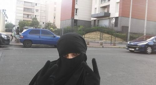 Τρεις νέες φωτογραφίες της γυναίκας-καμικάζι του Σεν Ντενί [εικόνες]  | iefimerida.gr 2