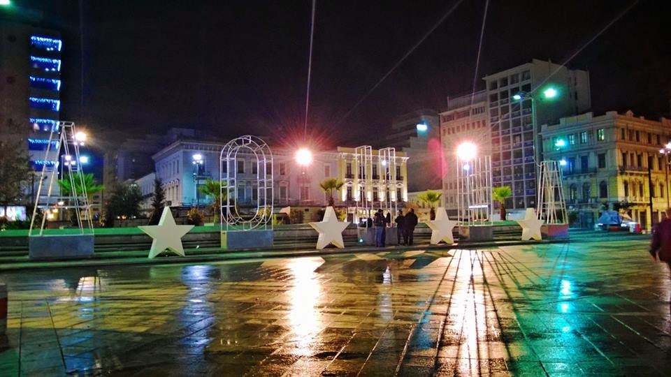 H Ομόνοια μεταμορφώνεται για τα Χριστούγεννα: Αστέρια, γράμματα, μια φωτεινή ρεκλάμα για την πόλη – Αποχαιρετώντας την φάτνη [εικόνες] | iefimerida.gr 1