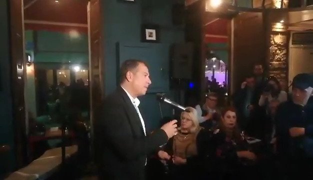 Αποδοκίμασαν τον Σταύρο Θεοδωράκη στην Πάτρα: «Φύγε προδότη» | iefimerida.gr 0
