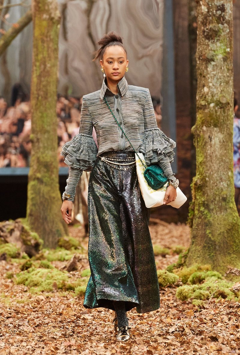 Αυτός είναι ο λόγος που οι γυναίκες θέλουν να έρθει ο επόμενος χειμώνας -Τον βρήκαμε στο δάσος της Chanel [εικόνες] | iefimerida.gr 29