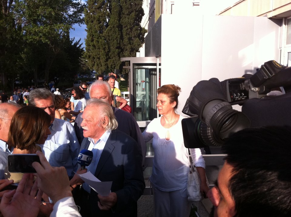 Χάος στο προαύλιο της ΕΡΤ: Συγκεντρώθηκε κόσμος και πολιτικοί [εικόνες] | iefimerida.gr 2