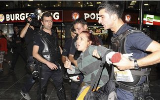 Βίαια εισβολή των δυνάμεων του Ερντογάν στο πάρκο Γκεζί - Χημικά και νερό έπνιξαν την Κωνσταντινούπολη [εικόνες] | iefimerida.gr 2