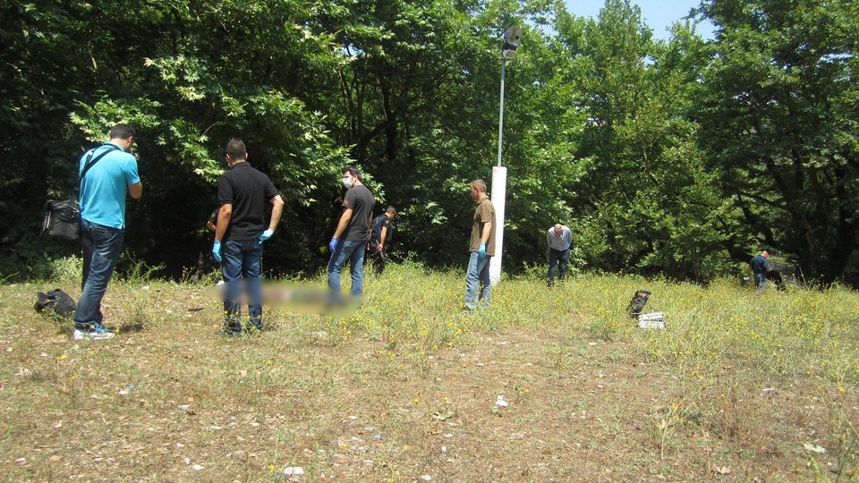 Ο νεκρός Μάριον Κόλα με το καλάσνικοφ στο σημείο της συμπλοκής [εικόνες&βίντεο]   | iefimerida.gr 4