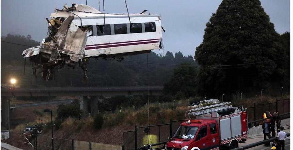 Aπίστευτος πόνος: Οι φωτογραφίες και τα πρώτα πλάνα από το σημείο της συντριβής του τρένου στην Ισπανία [εικόνες&βίντεο] | iefimerida.gr 0
