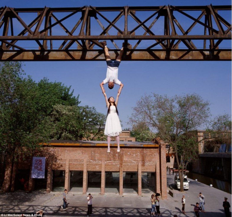 Λι Γουέι: Ο ακραία αντισυμβατικός φωτογράφος που αψηφά τη βαρύτητα - Μάθετε πως δημιουργεί τις μοναδικές εικόνες του [βίντεο] | iefimerida.gr 4