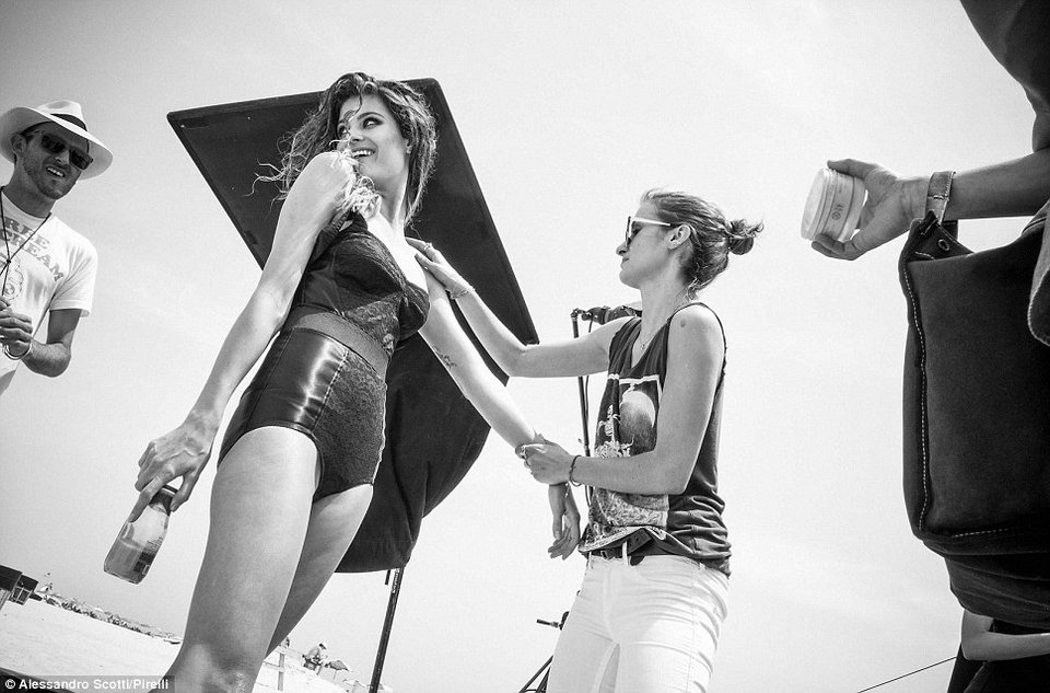 50 χρόνια άλμπουμ Pirelli: Η ανυπέρβλητη Κρίστενσεν με λευκό ανδρικό πουκάμισο [εικόνες] | iefimerida.gr 4