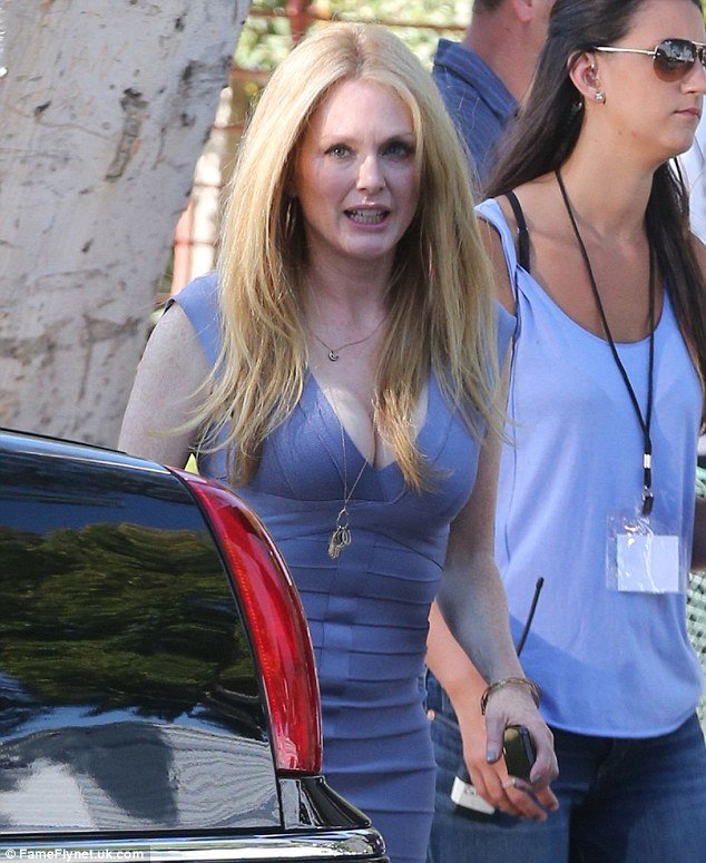 Η 52άρα Τζούλιαν Μουρ παριστάνει την 20άρα με ξανθό μαλλί και πολύ αισθησιακό ντεκολτέ [εικόνες]  | iefimerida.gr 4