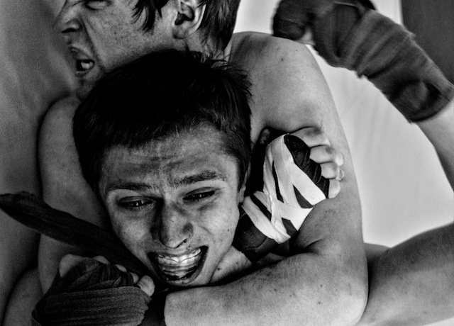 Πλούσιοι Ρώσοι πληρώνουν 900 δολάρια την εβδομάδα για να τους πλακώσουν στο ξύλο [εικόνες & σκληρό βίντεο] | iefimerida.gr 4