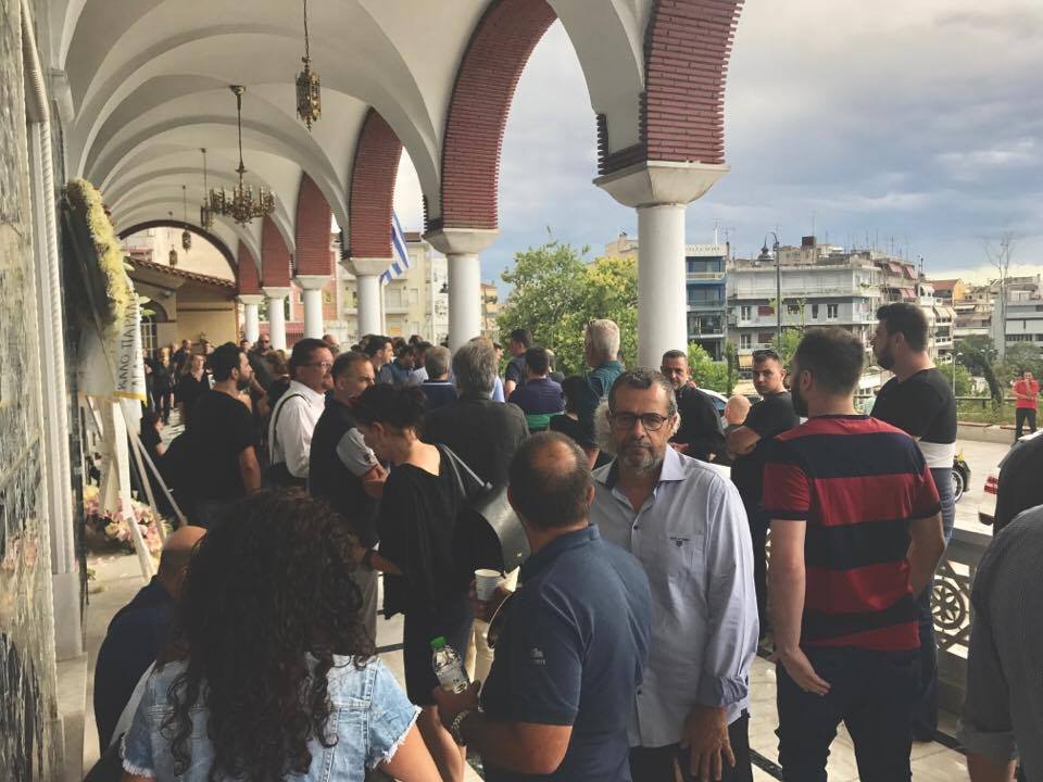 Λάρισα: Θρήνος στην κηδεία του επιχειρηματία Διονύση Τσεκούρα που σκοτώθηκε στη συντριβή του αεροσκάφους [εικόνες & βίντεο] | iefimerida.gr 0