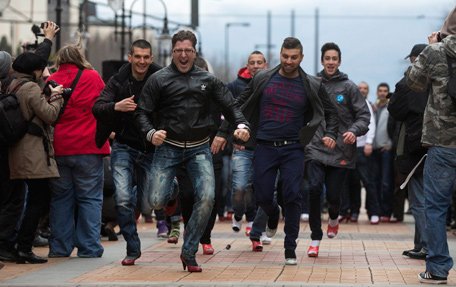 Ανδρες με γόβες -Βούλγαροι φόρεσαν ψηλοτάκουνα και έτρεξαν για να μπουν στη θέση των θηλυκών [εικόνες] | iefimerida.gr 0