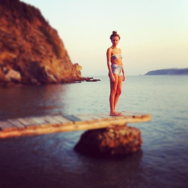 Η Τάμτα με μπικίνι σε ερημική παραλία της Σκιάθου [εικόνες] | iefimerida.gr 3