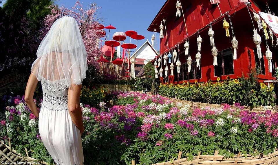 Πήρε διαζύγιο και ταξιδεύει στον κόσμο με το νυφικό της [εικόνες] | iefimerida.gr 0