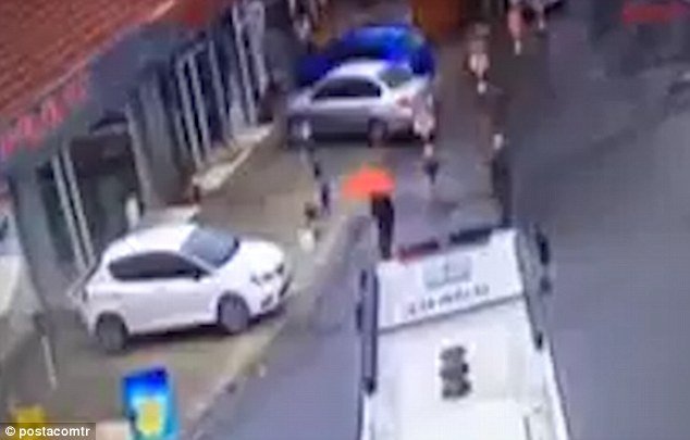 Νεκρές οι 2 γυναίκες που επιτέθηκαν σε αστυνομικό τμήμα της Κωνσταντινούπολης [εικόνες & βίντεο] | iefimerida.gr 4