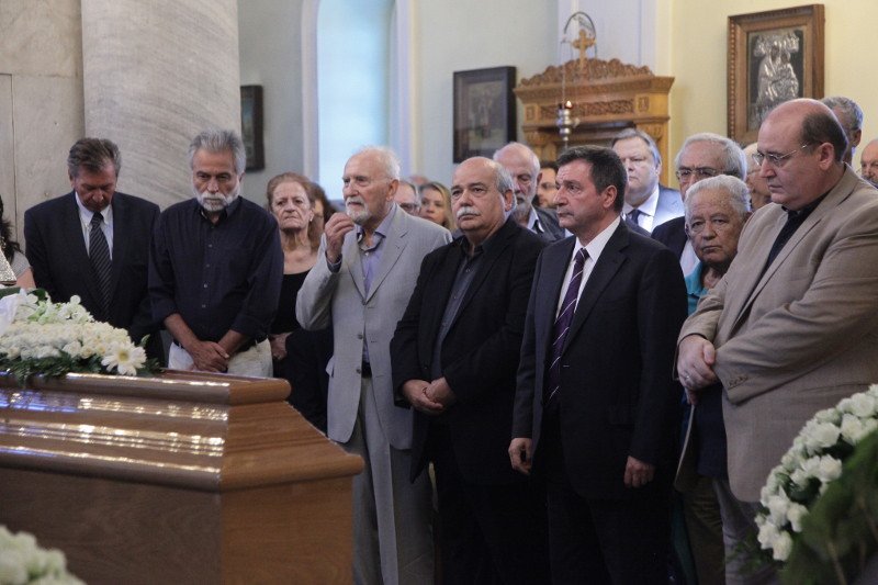 Πλήθος κόσμου συνόδεψε τον Δημήτρη Μαρωνίτη στην τελευταία του κατοικία [εικόνες] | iefimerida.gr 4