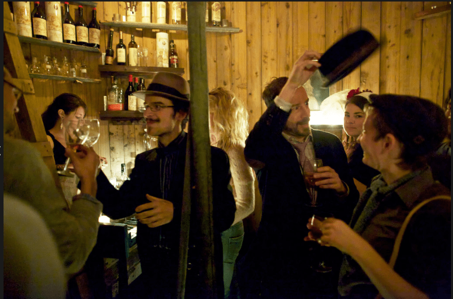 Στα άδυτα του πιο περίεργου, παράνομου, πριβέ μπαρ, μέσα σε δεξαμενή νερού [εικόνες] | iefimerida.gr 4