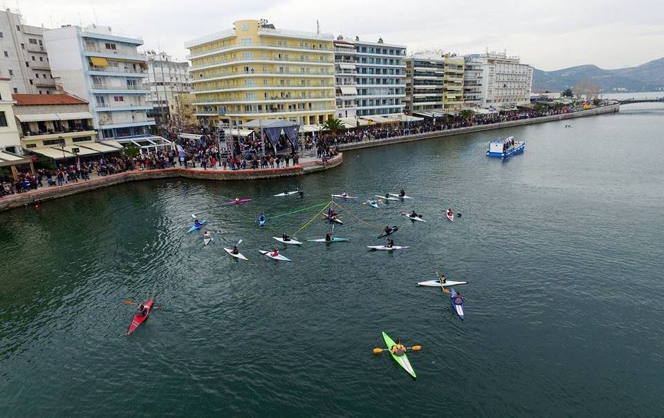 Στο καρναβάλι της Χαλκίδας έπλεξαν γαϊτανάκια μέσα στη θάλασσα [εικόνες]  | iefimerida.gr 3