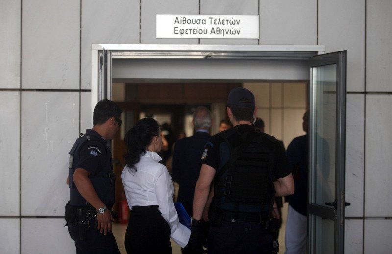 Ο Ακης και η Βίκυ Σταμάτη πάνε στη δίκη και κοιτάνε για πρώτη φορά κατάματα το φακό – Το λευκό πουκάμισο της Βίκυς [εικόνες] | iefimerida.gr 4