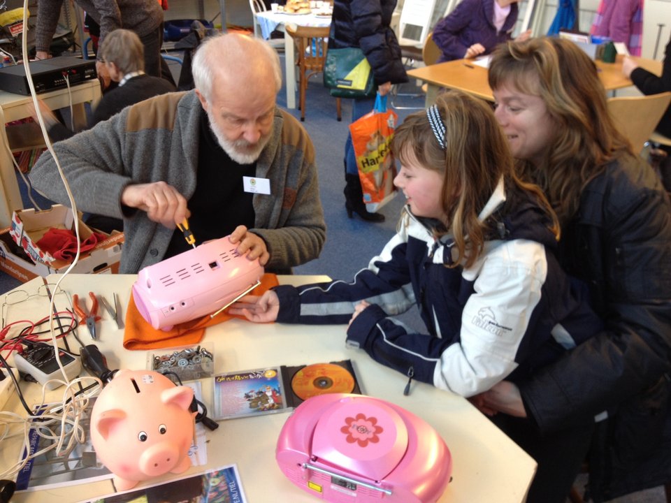 Repair café: Οι καφετέριες επιδιόρθωσης αντικειμένων είναι η νέα μόδα που εξαπλώνεται παντού | iefimerida.gr 3