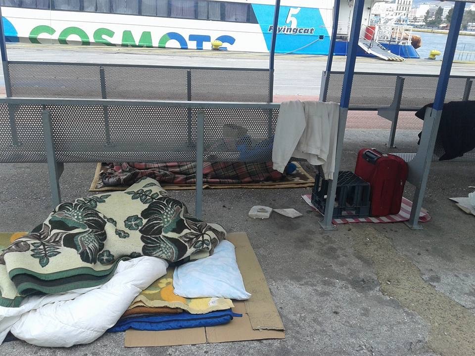 Αστεγος με τις δύο ανήλικες κόρες του και τον σκύλο τους, στα παγκάκια του λιμανιού του Πειραιά [εικόνες] | iefimerida.gr 0