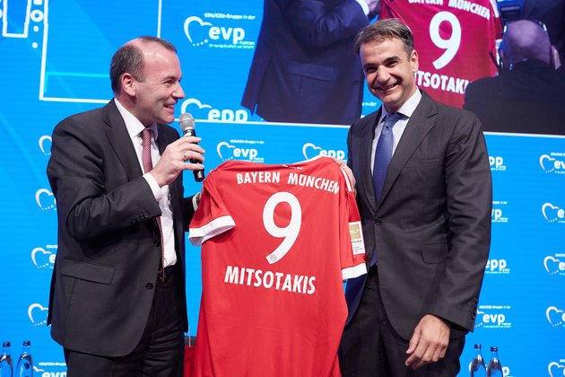 Ο Βέμπερ δώρισε φανέλα της Μπάγερν Μονάχου στον Μητσοτάκη -Με το «9» και το όνομά του [εικόνες & βίντεο] | iefimerida.gr 0