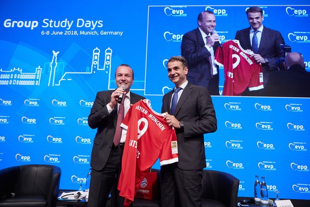 Ο Βέμπερ δώρισε φανέλα της Μπάγερν Μονάχου στον Μητσοτάκη -Με το «9» και το όνομά του [εικόνες & βίντεο] | iefimerida.gr 1