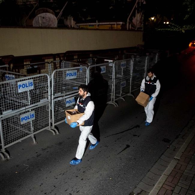Έρευνες για το διπλωματικό αυτοκίνητο που βρέθηκε εγκαταλειμμένο σε υπόγειο πάρκινγκ.