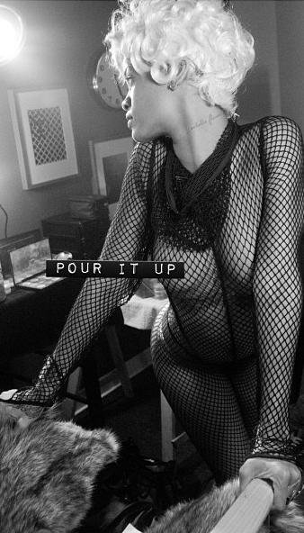 H Rihanna έβαλε φωτιά στο Instagram – Γυμνή, με διχτυωτή φόρμα σε γυρίσματα βίντεο κλιπ [εικόνες] | iefimerida.gr 2