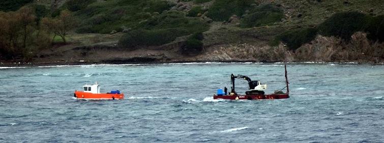 Οι Τούρκοι μεταφέρουν με πλωτή πλατφόρμα εκσκαφείς και μπουλντόζες στη νησίδα Τσαβούς [εικόνες] | iefimerida.gr 8