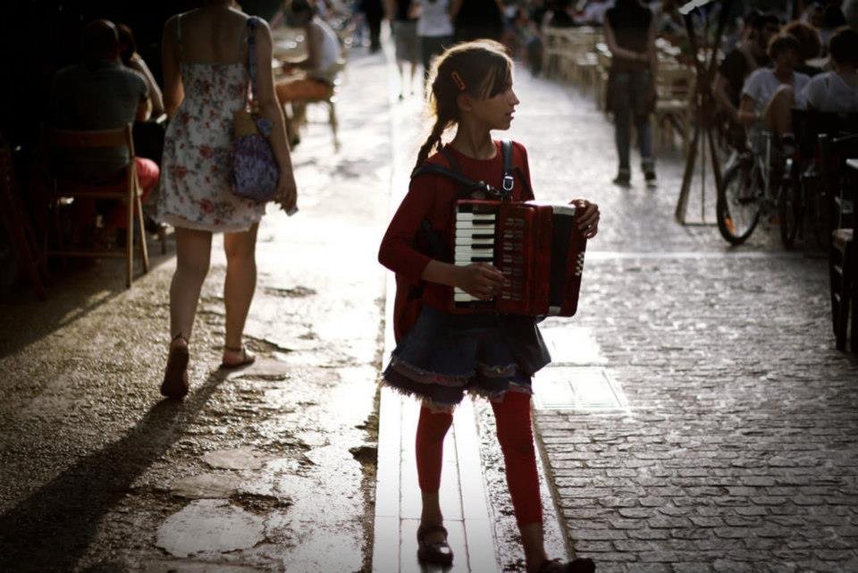 «Ανθρωποι στην πόλη»: Οι Αθηναίοι φωτογραφίζονται στην πραγματική τους ζωή και σοκάρουν [εικόνες] | iefimerida.gr 4