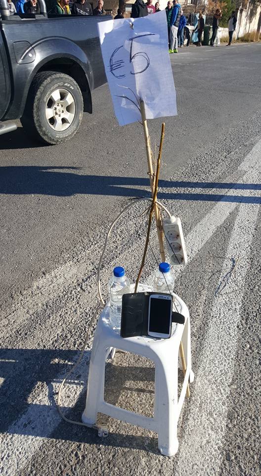 Το τρολάρισμα κατοίκων της Κω στον Καμμένο - Τον περίμεναν με... φορτιστές, κινητά και νερά [εικόνα] | iefimerida.gr 0