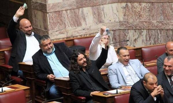 Ζαρούλια και Μπαρμπαρούσης κουνούσαν 50ευρα και 20ευρα στον Αλεξόπουλο και του φώναζαν: «Λαδώθηκες» [εικόνες] | iefimerida.gr 2