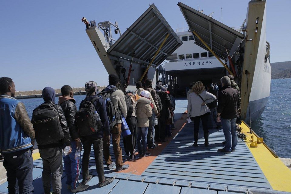 Ο φωτογράφος που έφτασε πρώτος στη Γαύδο και αντίκρισε τους 157 μετανάστες: «Μόλις με είδαν με αγκάλιαζαν κι έκλαιγαν» [εικόνες] | iefimerida.gr 3