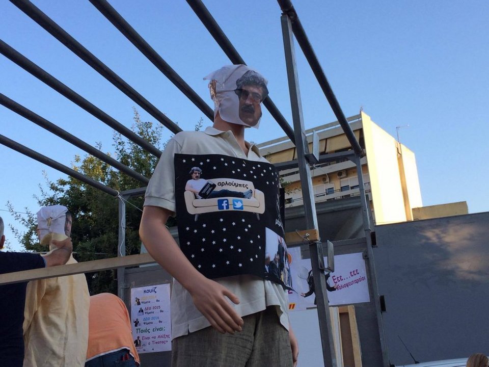 Κούκλες με τη μορφή Τσίπρα και Πολάκη, μπαλόνια και συνθήματα από το καραβάνι Υγείας [εικόνες] | iefimerida.gr 0