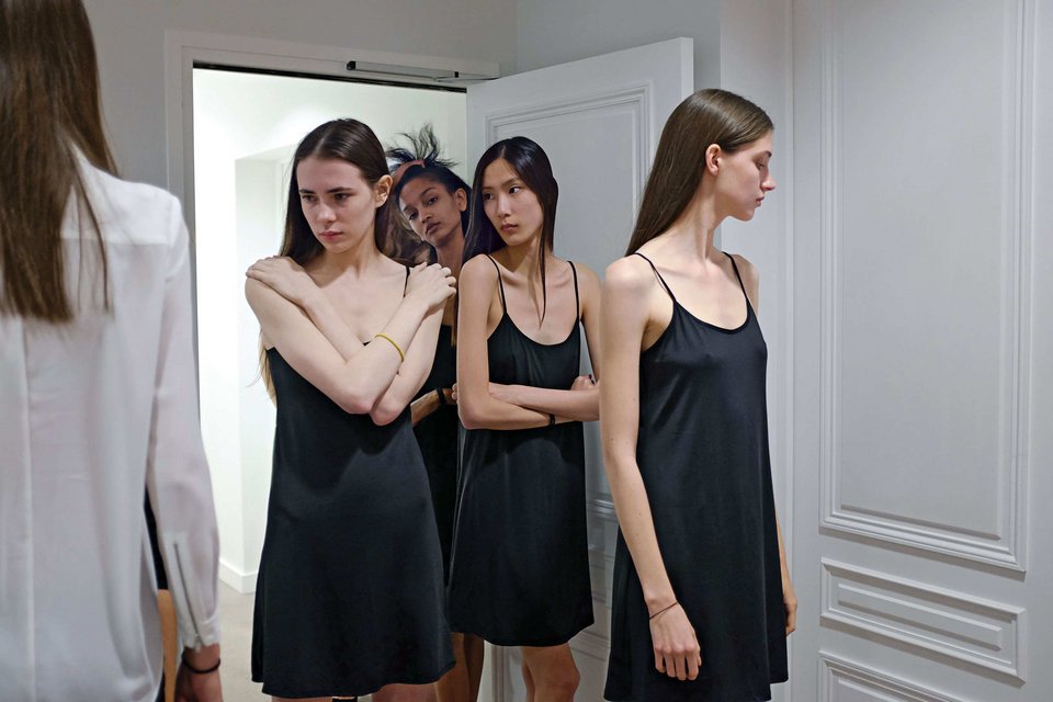 Tι πραγματικά βρίσκεται πίσω από τη λάμψη των μοντέλων στα Fashion Weeks -Ακολουθώντας τη Λουίζ [εικόνες] | iefimerida.gr 5