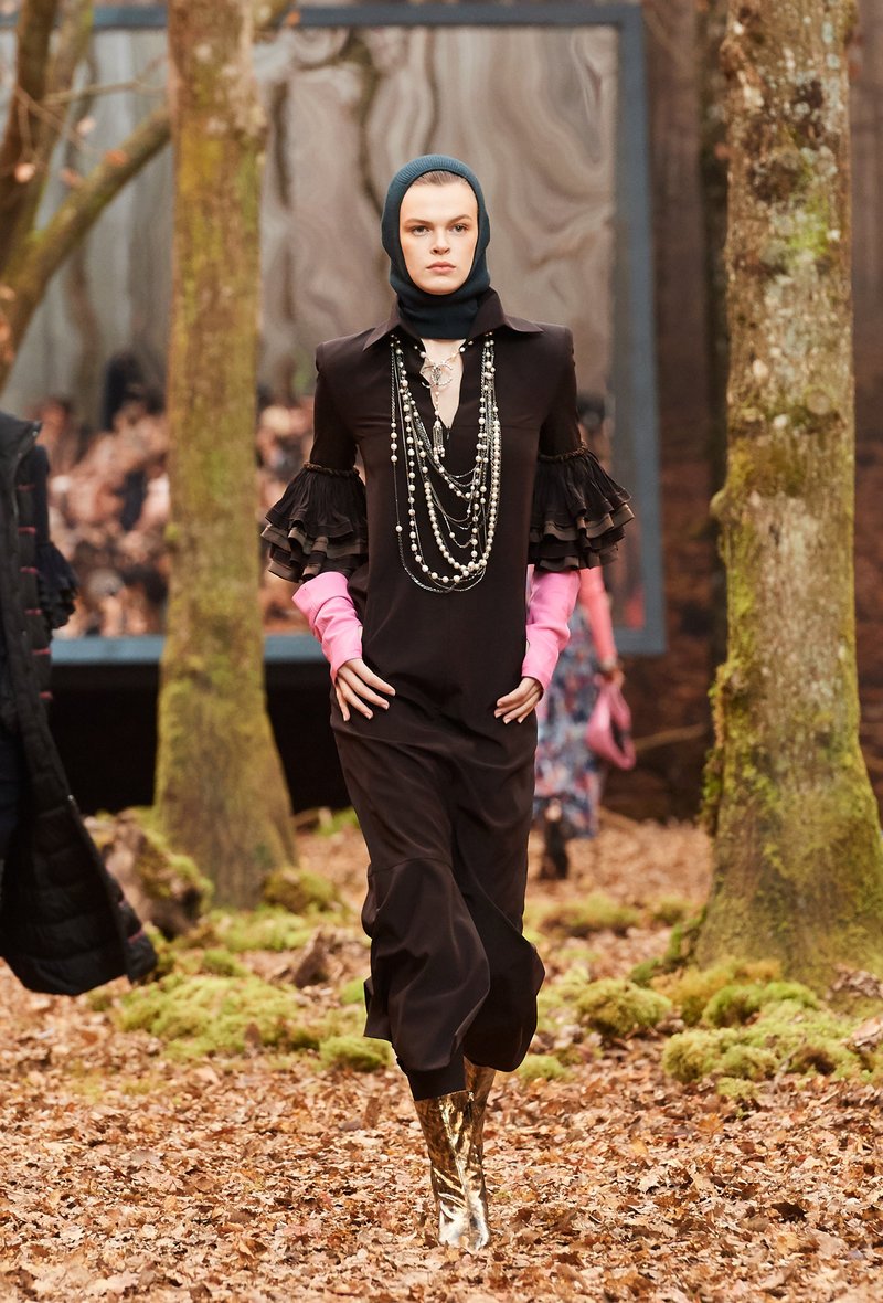 Αυτός είναι ο λόγος που οι γυναίκες θέλουν να έρθει ο επόμενος χειμώνας -Τον βρήκαμε στο δάσος της Chanel [εικόνες] | iefimerida.gr 31