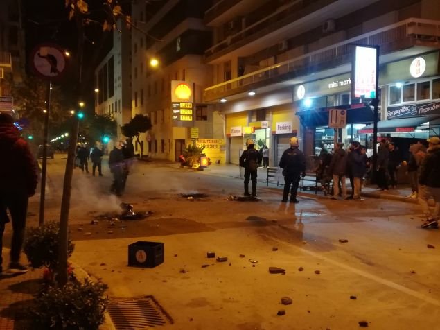 Οι δρόμοι του Βόλου μετατράπηκαν σε πεδίο μάχης