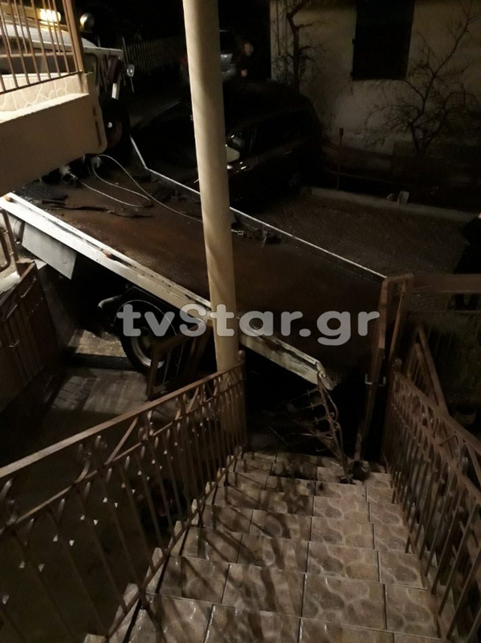 Απίστευτο τροχαίο στη Λαμία: Αυτοκίνητο και φορτηγό κατέληξαν σε... αυλή σπιτιού [εικόνες] | iefimerida.gr 1