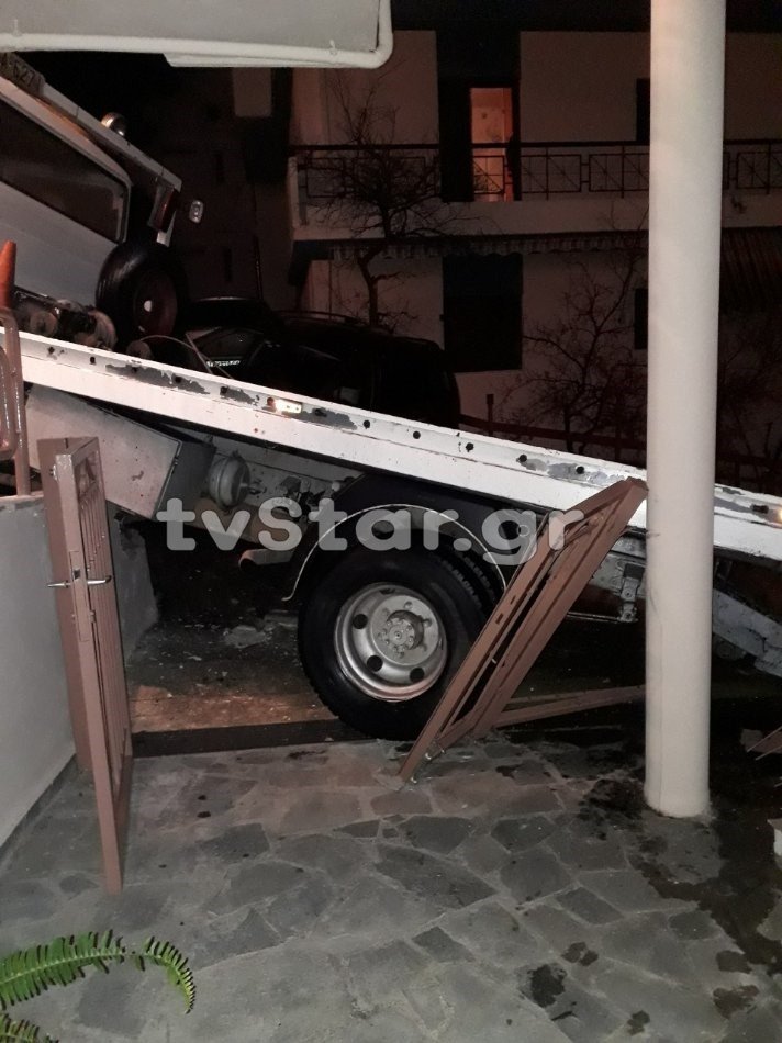 Απίστευτο τροχαίο στη Λαμία: Αυτοκίνητο και φορτηγό κατέληξαν σε... αυλή σπιτιού [εικόνες] | iefimerida.gr 2