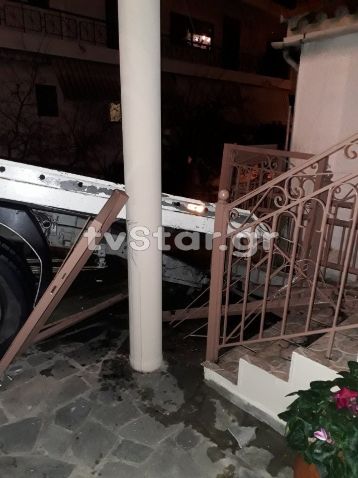 Απίστευτο τροχαίο στη Λαμία: Αυτοκίνητο και φορτηγό κατέληξαν σε... αυλή σπιτιού [εικόνες] | iefimerida.gr 3