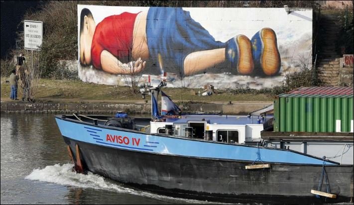 Εγινε γκράφιτι στη Φρανκφούρτη ο μικρός Αϊλάν [εικόνες] | iefimerida.gr 1