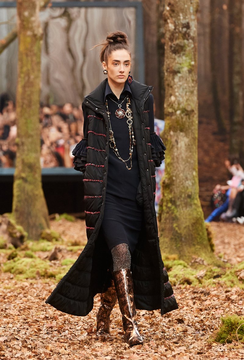 Αυτός είναι ο λόγος που οι γυναίκες θέλουν να έρθει ο επόμενος χειμώνας -Τον βρήκαμε στο δάσος της Chanel [εικόνες] | iefimerida.gr 32