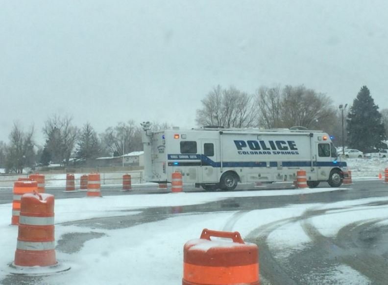 Πανικός στο Κολοράντο - Τέσσερις αστυνομικοί και αρκετοί πολίτες τραυματίες από άγνωστο σε κλινική [εικόνες & βίντεο] | iefimerida.gr 2