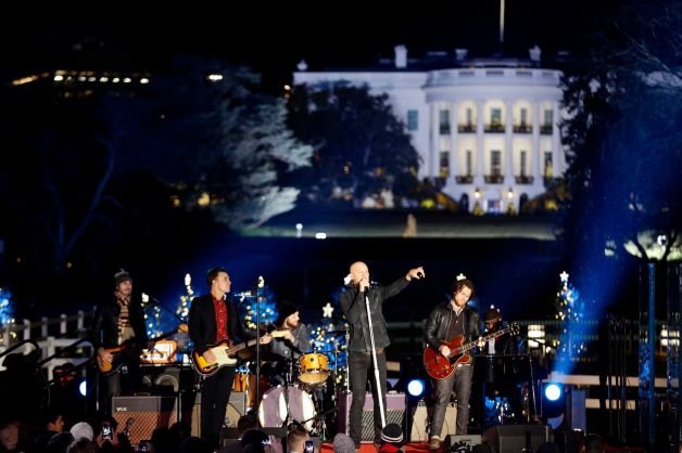 Ο Ομπάμα άναψε το 90ο Χριστουγεννιάτικο δέντρο στον Λευκό Οίκο [εικόνες] | iefimerida.gr 1