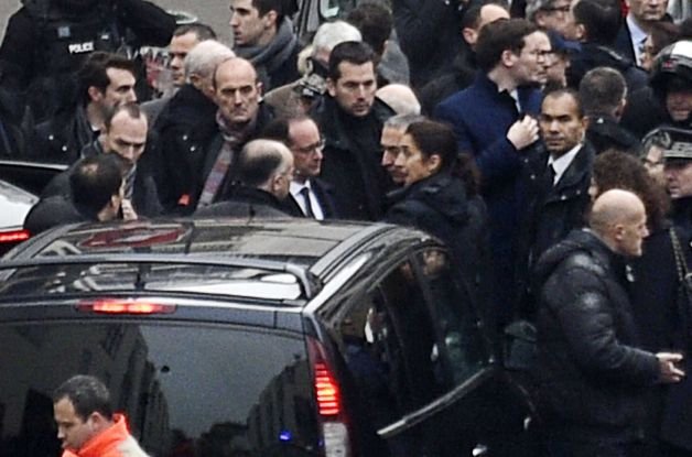 Παραλήρημα για τον κούκλο σωματοφύλακα του Ολάντ που ήταν συνέχεια δίπλα του στη διαδήλωση [εικόνες] | iefimerida.gr 3