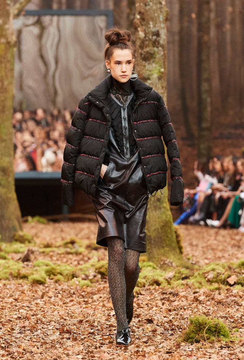 Αυτός είναι ο λόγος που οι γυναίκες θέλουν να έρθει ο επόμενος χειμώνας -Τον βρήκαμε στο δάσος της Chanel [εικόνες] | iefimerida.gr 30