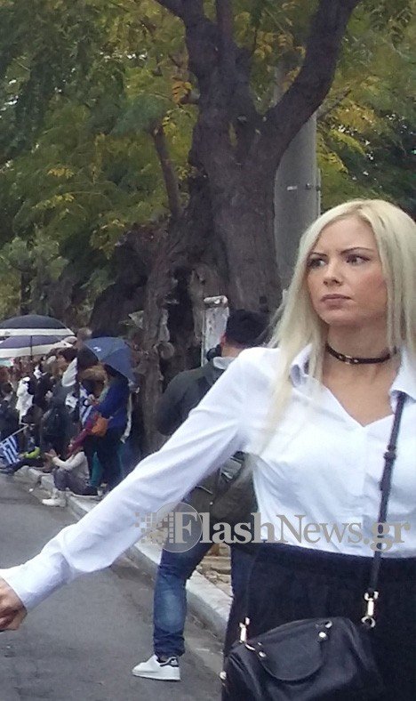 Κρήτη: Η γοητευτική συνοδός που μαγνήτισε τα βλέμματα στην παρέλαση  [εικόνες] | iefimerida.gr 1