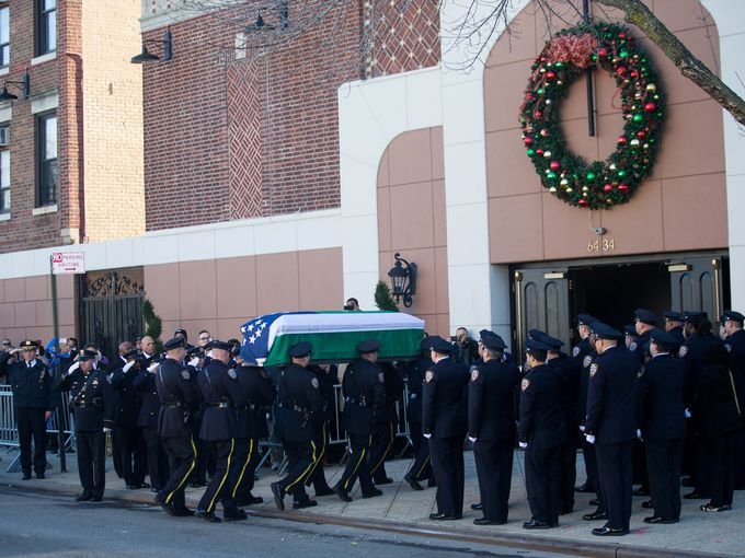 Αγρυπνία-φόρος τιμής στη Νέα Υόρκη για τον αστυνομικό που δολοφονήθηκε [εικόνες] | iefimerida.gr 3